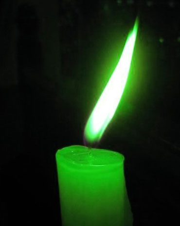 Горящая зеленая свеча