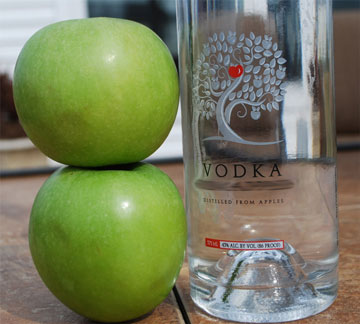 Бутылка водки и 2 яблока