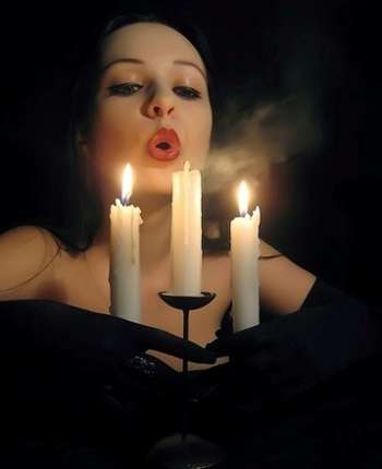 Девушка дует на свечи