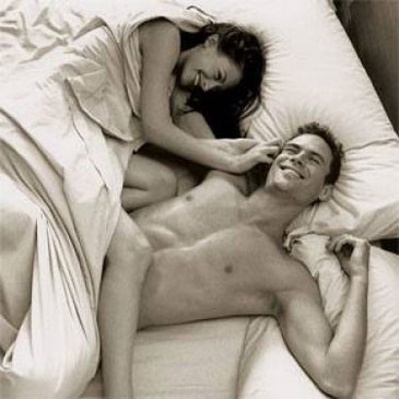 Девушка и парень лежат в постели