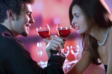 Парень и девушка пьют вино на брудершафт