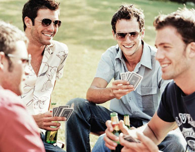 Парни играют в карты, пьют пиво