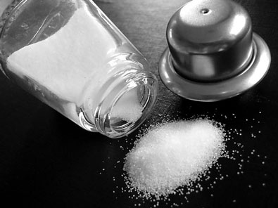 Соль высыпалась из солонки