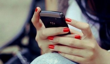 девушка с мобильным телефоном в руках