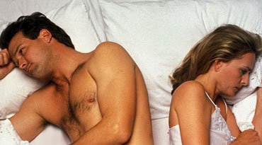 Мужчина и женщина лежат спинами в постели
