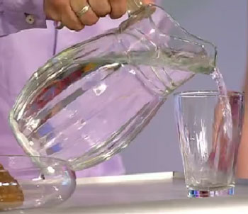 Наливают воду из графина в стакан