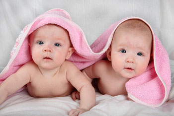 Маленькие близнецы под полотенцем