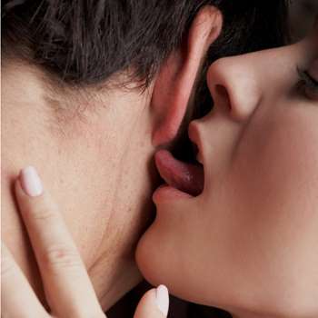 Девушка целует парня в ушко