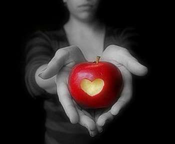Яблоко с вырезанным сердечком
