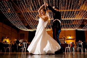 Жених и невеста танцуют