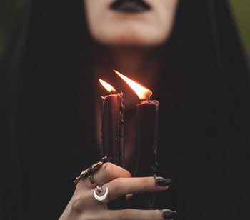 Ведьма с двумя черными свечами