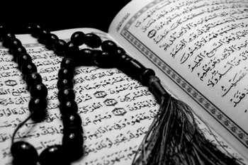 четки и Коран