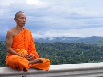 монах медитирует