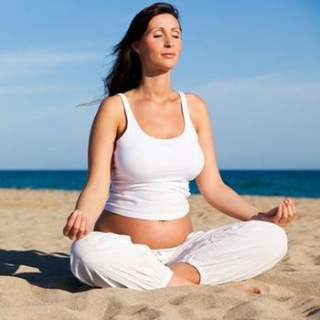 Полезные и безопасные упражнения йоги для беременных в 1 триместре